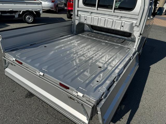 スーパーキャリイ Ｘ　社外ナビ（フルセグＴＶ／ＢＴ／ＣＤ／ＤＶＤ／ラジオ／ＳＤ）／車線逸脱警報／横滑り防止機能／キーレス／オートライト／ＥＴＣ／デュアルカメラブレーキ／荷台ゴムマット／パーキングセンサー／フォグランプ（38枚目）