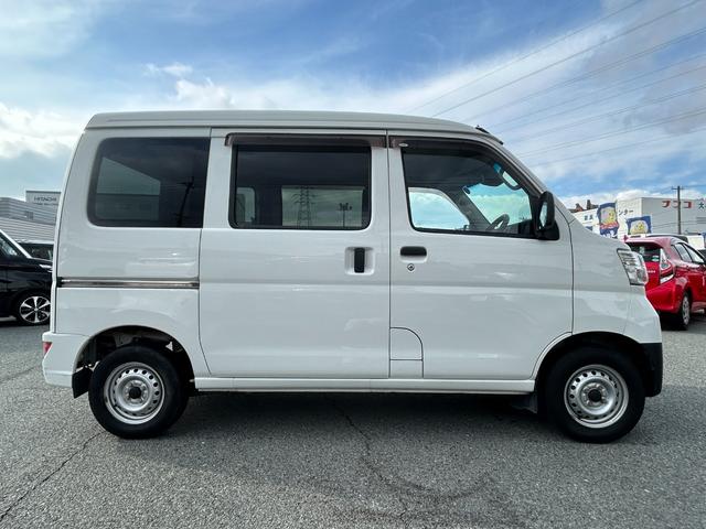 ハイゼットカーゴ ＤＸ　ＳＡＩＩＩ　ラジオ／キーフリー／衝突被害軽減ブレーキ／オートライト／横滑り防止装置／アイドリングストップ／スマートアシストＩＩＩ／ＬＥＤヘッドライト／リアパーキングセンサー／ライトレベライザー（4枚目）