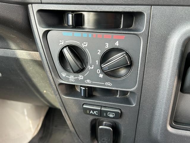 ハイゼットカーゴ ＤＸ　ＳＡＩＩＩ　ラジオ／キーフリー／衝突被害軽減ブレーキ／オートライト／横滑り防止装置／アイドリングストップ／スマートアシストＩＩＩ／ＬＥＤヘッドライト／リアパーキングセンサー／ライトレベライザー（16枚目）