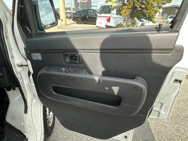 ハイゼットカーゴ ＤＸ　ＳＡＩＩＩ　ラジオ／キーフリー／衝突被害軽減ブレーキ／オートライト／横滑り防止装置／アイドリングストップ／スマートアシストＩＩＩ／ＬＥＤヘッドライト／リアパーキングセンサー／ライトレベライザー（17枚目）