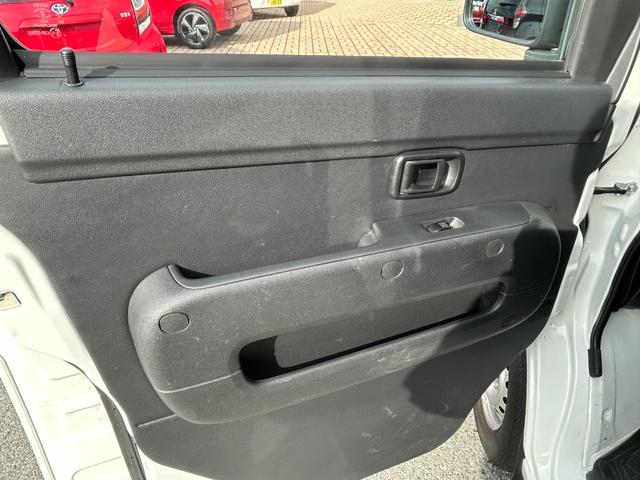 ハイゼットカーゴ ＤＸ　ＳＡＩＩＩ　ラジオ／キーフリー／衝突被害軽減ブレーキ／オートライト／横滑り防止装置／アイドリングストップ／スマートアシストＩＩＩ／ＬＥＤヘッドライト／リアパーキングセンサー／ライトレベライザー（30枚目）