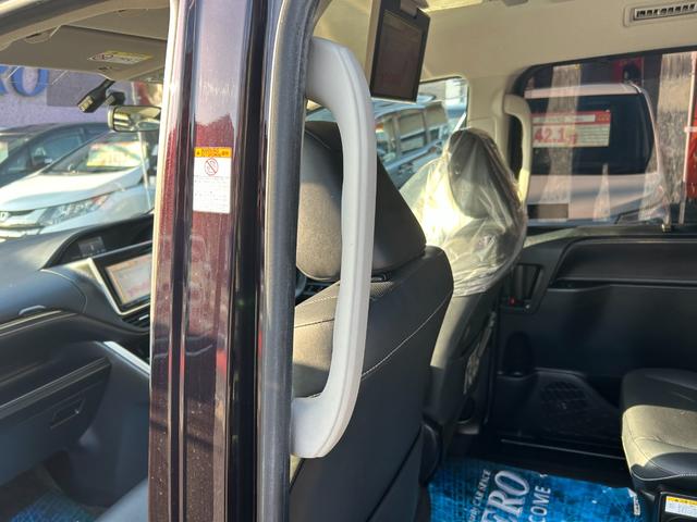 エスクァイア ハイブリッドGi エアロ/9型SDナビ/TV/Bカメラ/Bluetoothオーディオ/後席モニター/クルーズコントロール/革シートヒーター/7人乗/LEDライト/17AW/両側自動ドア/2年保証(40枚目)