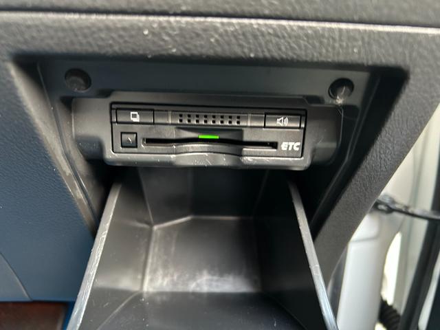 アルファード ２４０Ｓ　タイプゴールドＩＩ　８型ＳＤナビ／ＴＶ／Ｂカメラ／ＢＴ／クルーズコントロール／ハーフレザーシート／ドラレコ／７人乗りオットマン／スマートキー／１８ＡＷ／パワーバックドア／両側自動ドア／２年保証（21枚目）