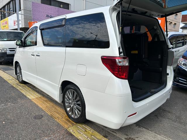 アルファード ２４０Ｓ　タイプゴールドＩＩ　８型ＳＤナビ／ＴＶ／Ｂカメラ／ＢＴ／クルーズコントロール／ハーフレザーシート／ドラレコ／７人乗りオットマン／スマートキー／１８ＡＷ／パワーバックドア／両側自動ドア／２年保証（24枚目）