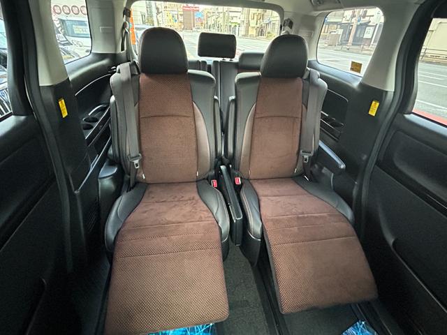 アルファード ２４０Ｓ　タイプゴールドＩＩ　８型ＳＤナビ／ＴＶ／Ｂカメラ／ＢＴ／クルーズコントロール／ハーフレザーシート／ドラレコ／７人乗りオットマン／スマートキー／１８ＡＷ／パワーバックドア／両側自動ドア／２年保証（28枚目）