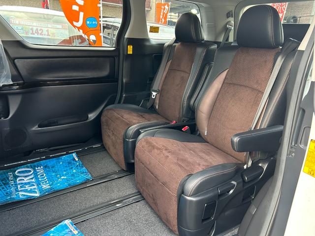 アルファード ２４０Ｓ　タイプゴールドＩＩ　８型ＳＤナビ／ＴＶ／Ｂカメラ／ＢＴ／クルーズコントロール／ハーフレザーシート／ドラレコ／７人乗りオットマン／スマートキー／１８ＡＷ／パワーバックドア／両側自動ドア／２年保証（30枚目）