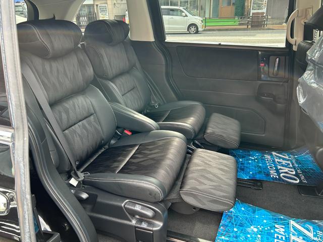 ７人乗りオットマンシート付いています