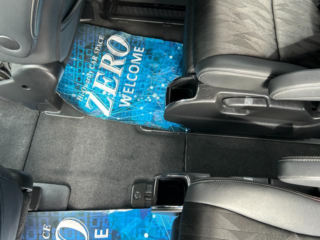 セカンドシートにもジュースホルダー付いています