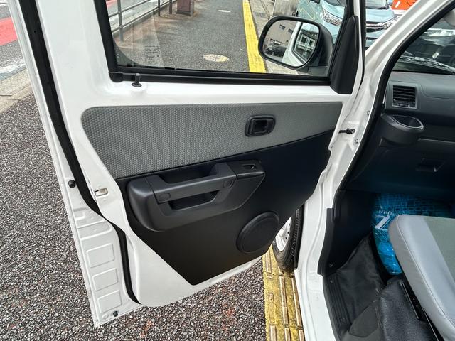 タウンエースバン ＧＬ　後期型／プリクラッシュ／ルーフラック／リアラダー／ＬＥＤランプ／助手席エアバック／パワーウィンド／リモコンキー／アイストップ／ナビ／ＢＴ／ＴＶ／Ｂカメラ／ドラレコ／ＥＴＣ（16枚目）