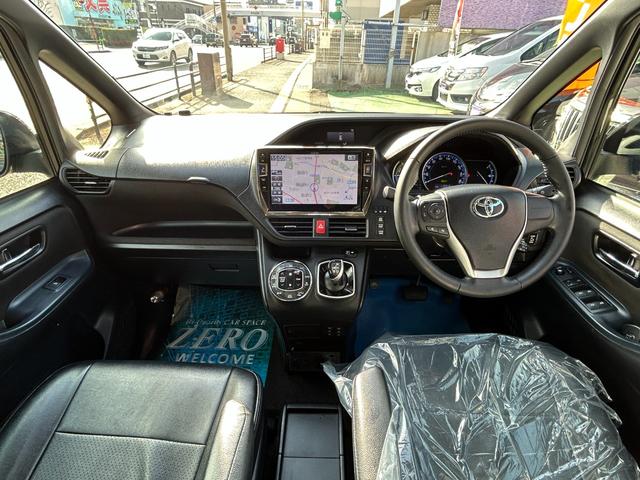 ヴォクシー ハイブリッドＶ　セフティセンス／衝突被害軽減／車線逸脱防止／１０型ナビ／ＴＶ／Ｂカメラ／後席モニター／Ｂｌｕｅｔｏｏｔｈ／シートヒーター／ＬＥＤライト／両側自動ドア／リアスポ／２年保証（3枚目）