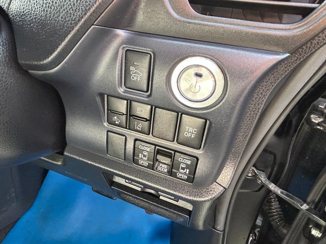 ヴォクシー ハイブリッドＶ　セフティセンス／衝突被害軽減／車線逸脱防止／１０型ナビ／ＴＶ／Ｂカメラ／後席モニター／Ｂｌｕｅｔｏｏｔｈ／シートヒーター／ＬＥＤライト／両側自動ドア／リアスポ／２年保証（16枚目）