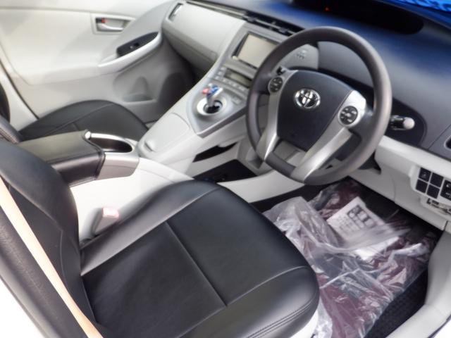 プリウス Ｓ　ナビ　オートライト　ＥＴＣ　Ｓ－ＶＳＣ　専用シートカバー　プッシュスタート　スマートキー　ステアリングチルド機構　キセノン　フロントフォグランプ　プロジェクターヘッドランプ　アルミホイール　オートＡＣ（4枚目）