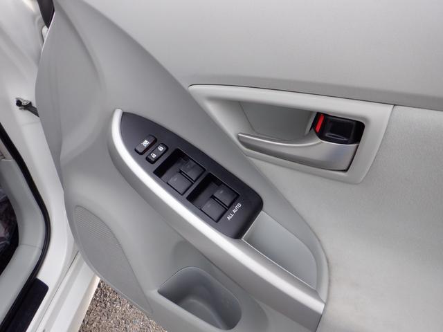 プリウス Ｓ　ナビ　オートライト　ＥＴＣ　Ｓ－ＶＳＣ　専用シートカバー　プッシュスタート　スマートキー　ステアリングチルド機構　キセノン　フロントフォグランプ　プロジェクターヘッドランプ　アルミホイール　オートＡＣ（9枚目）