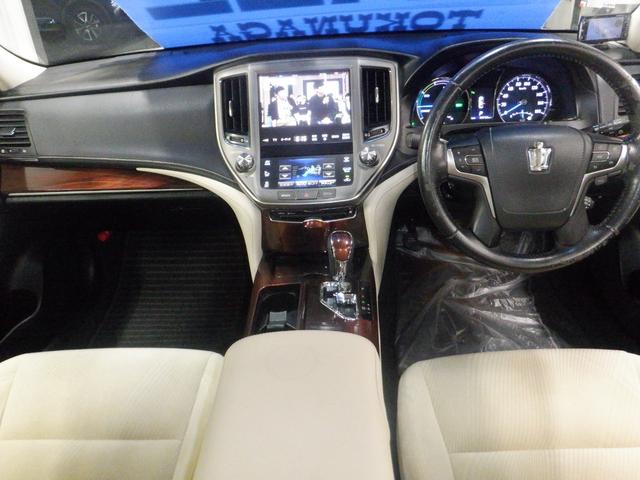 クラウンハイブリッド ロイヤルサルーン ナビ バックカメラ 運転席助手席パワーシート 運転席助手席シートヒーター 本革巻きステアリング クルーズコントロール アイドリングストップ 電動格納ミラー オートリトラミラー メーカーオプションカラー(7枚目)