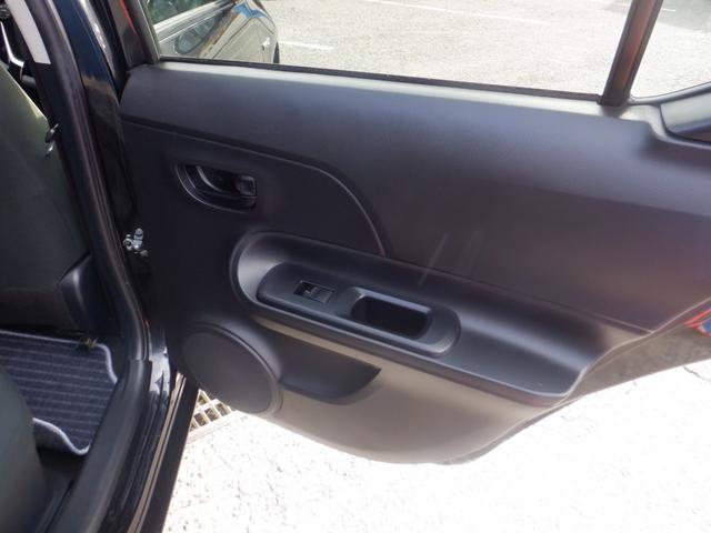 アクア Ｓスタイルブラック　ベースグレード「Ｓ」の特別仕様車「Ｓ　スタイル　ブラック」　Ｔｏｙｏｔａ　Ｓａｆｅｔｙｓｅｎｓｅ　プリクラッシュセーフティ　インテリジェントクリアランスソナー　直列４気筒＋モーター　プッシュスタート（17枚目）