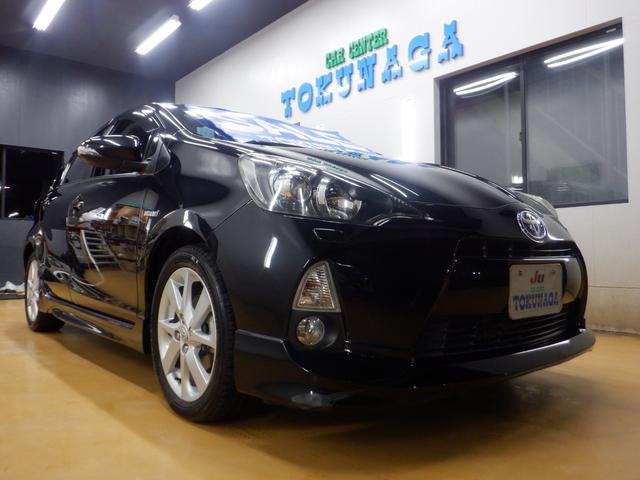 アクア Ｇ　水冷直列４気筒ＤＯＨＣエンジン＋モーター　本革巻きステアリング　ＶＳＣ（ビークルスタビリティコントロール）　プロジェクターヘッドランプ　リア／ルーフスポイラー　ＵＶカットガラス　プライバシーガラス（3枚目）