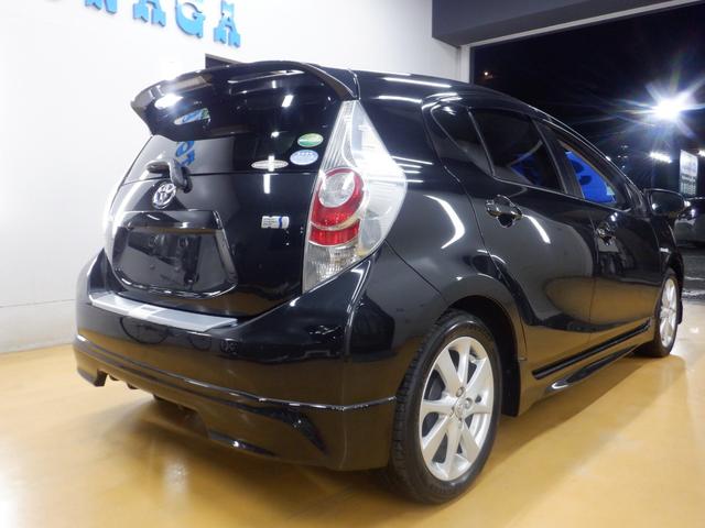 アクア Ｇ　水冷直列４気筒ＤＯＨＣエンジン＋モーター　本革巻きステアリング　ＶＳＣ（ビークルスタビリティコントロール）　プロジェクターヘッドランプ　リア／ルーフスポイラー　ＵＶカットガラス　プライバシーガラス（5枚目）