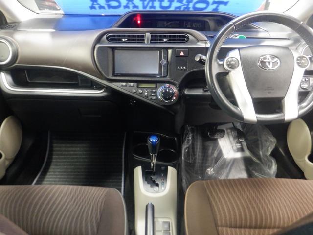 アクア Ｇ　水冷直列４気筒ＤＯＨＣエンジン＋モーター　本革巻きステアリング　ＶＳＣ（ビークルスタビリティコントロール）　プロジェクターヘッドランプ　リア／ルーフスポイラー　ＵＶカットガラス　プライバシーガラス（7枚目）