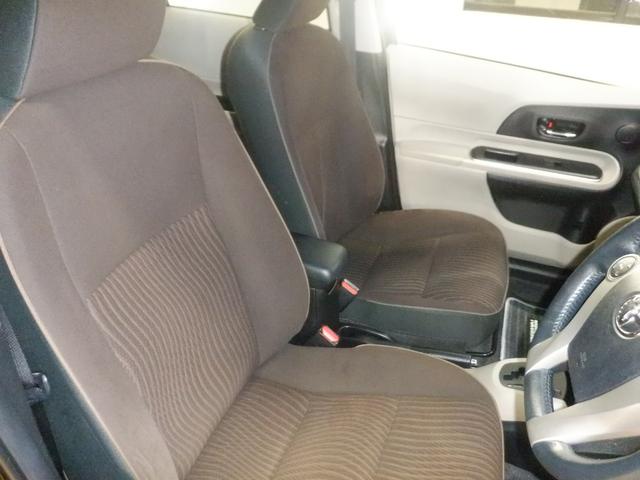 アクア Ｇ　水冷直列４気筒ＤＯＨＣエンジン＋モーター　本革巻きステアリング　ＶＳＣ（ビークルスタビリティコントロール）　プロジェクターヘッドランプ　リア／ルーフスポイラー　ＵＶカットガラス　プライバシーガラス（8枚目）