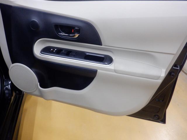 アクア Ｇ　水冷直列４気筒ＤＯＨＣエンジン＋モーター　本革巻きステアリング　ＶＳＣ（ビークルスタビリティコントロール）　プロジェクターヘッドランプ　リア／ルーフスポイラー　ＵＶカットガラス　プライバシーガラス（10枚目）