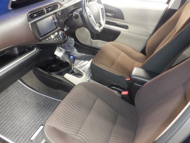 アクア Ｇ　水冷直列４気筒ＤＯＨＣエンジン＋モーター　本革巻きステアリング　ＶＳＣ（ビークルスタビリティコントロール）　プロジェクターヘッドランプ　リア／ルーフスポイラー　ＵＶカットガラス　プライバシーガラス（11枚目）