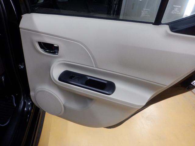アクア Ｇ　水冷直列４気筒ＤＯＨＣエンジン＋モーター　本革巻きステアリング　ＶＳＣ（ビークルスタビリティコントロール）　プロジェクターヘッドランプ　リア／ルーフスポイラー　ＵＶカットガラス　プライバシーガラス（17枚目）
