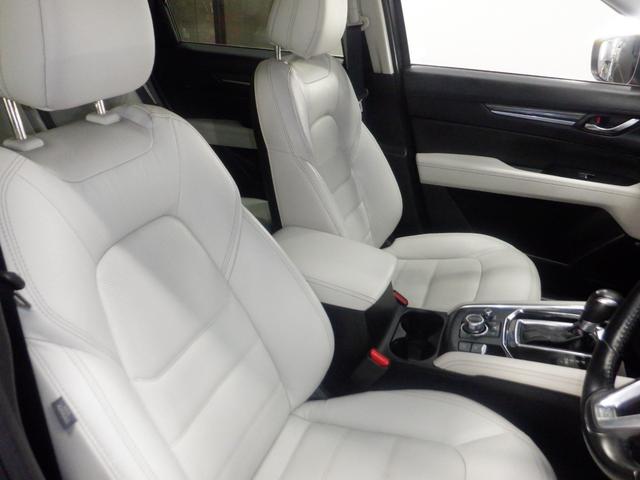 ご購入後、常に触れることとなる『運転席周り』。まるで、ご自宅に居る様にくつろげる空間で、外の喧騒を忘れさせてくれます！