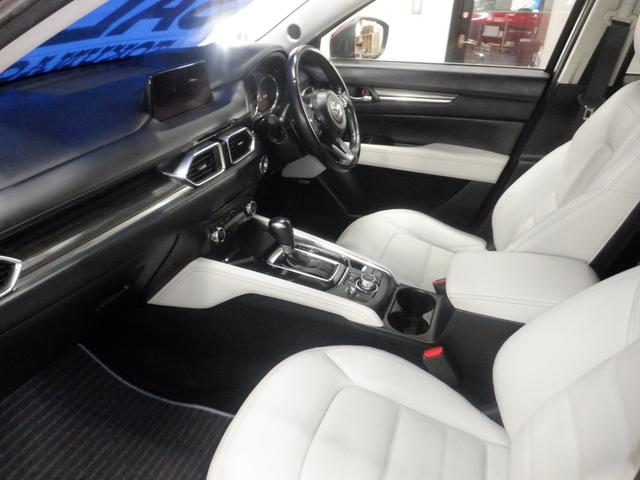 本革シートは高級感を演出し、立地な座り心地が魅力的です♪長時間の運転にも疲れにくいのも魅力です♪