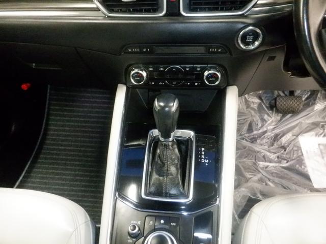 発進時や後退時に必ず操作するシフトレバー。操作のしやすさも肝心です。握り易く、かつ、操作しやすいシフトレバーです。