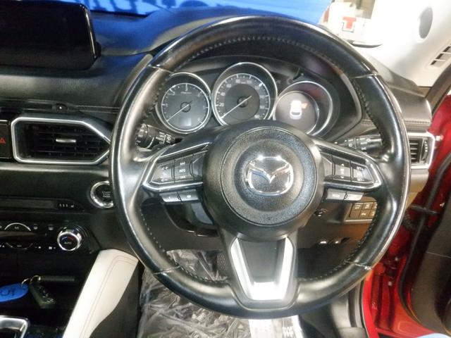 本革巻きステアリング！握り心地も良く、かつ、滑りにくいので、安全性も増します！又、オーディオの調節スイッチが付いています。運転中は目線や手を離さずにオーディオの操作調節が可能ですよ♪