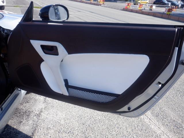 コペン ローブ　ナビ　運転席助手席シートヒーター　本革巻きステアリング　ステアリングチルド機構　ＬＥＤライト　ＶＳＣ　ＴＲＣ　水冷直列３気筒ＤＯＨＣ１２バルブインタークーラーターボ　アルミホイール　フルオートエアコン（9枚目）