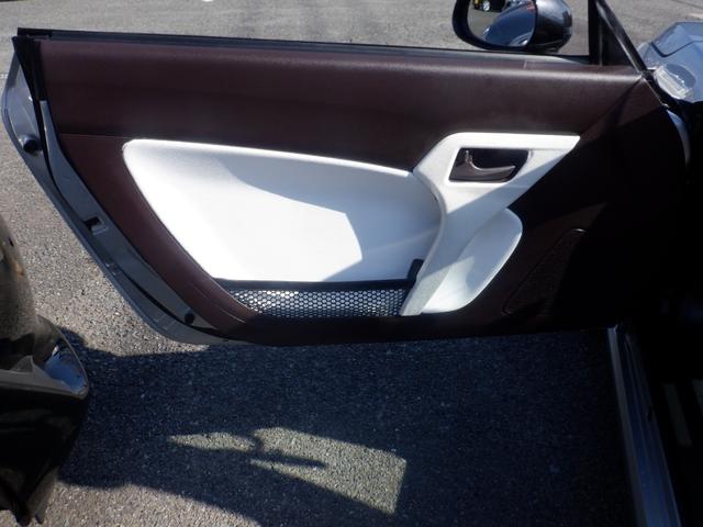 コペン ローブ　ナビ　運転席助手席シートヒーター　本革巻きステアリング　ステアリングチルド機構　ＬＥＤライト　ＶＳＣ　ＴＲＣ　水冷直列３気筒ＤＯＨＣ１２バルブインタークーラーターボ　アルミホイール　フルオートエアコン（12枚目）