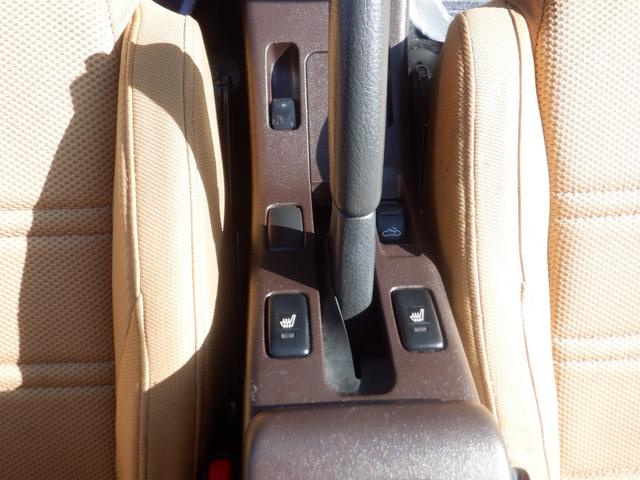 コペン ローブ　ナビ　運転席助手席シートヒーター　本革巻きステアリング　ステアリングチルド機構　ＬＥＤライト　ＶＳＣ　ＴＲＣ　水冷直列３気筒ＤＯＨＣ１２バルブインタークーラーターボ　アルミホイール　フルオートエアコン（15枚目）