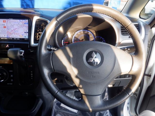 本革巻きステアリング！握り心地も良く、かつ、滑りにくいので、安全性も増します！又、オーディオの調節スイッチが付いています。運転中は目線や手を離さずにオーディオの操作調節が可能ですよ♪