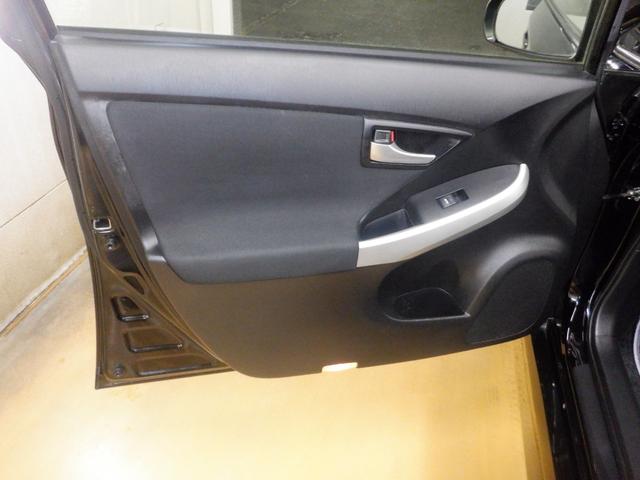 プリウス Ｓツーリングセレクション　ナビ　バックカメラ　アイドリングストップ　電動格納ミラー　ＥＴＣ　Ｓ－ＶＳＣ　プッシュスタート　スマートキー　アルミホイール　オートエアコン　フロントフォグランプ　ＡＢＳ　エアバッグ　パワーウインドウ（13枚目）