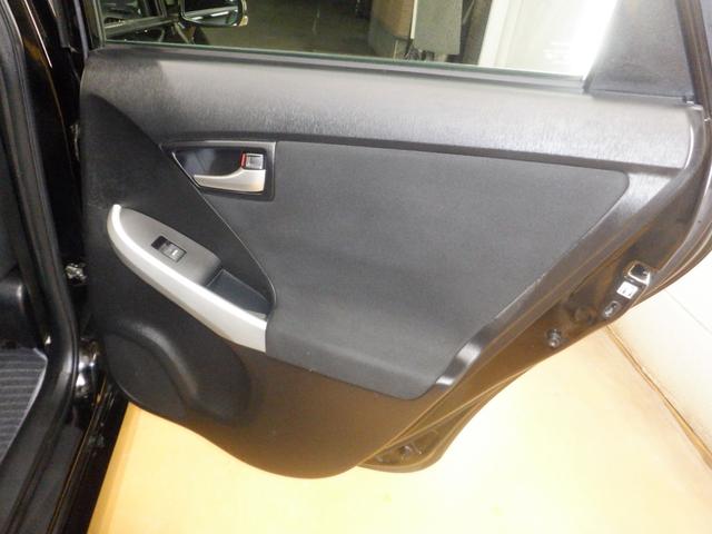 プリウス Ｓツーリングセレクション　ナビ　バックカメラ　アイドリングストップ　電動格納ミラー　ＥＴＣ　Ｓ－ＶＳＣ　プッシュスタート　スマートキー　アルミホイール　オートエアコン　フロントフォグランプ　ＡＢＳ　エアバッグ　パワーウインドウ（16枚目）