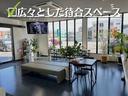 当社の広々とした待合スペースになります。来店もお気軽に！また、オイル交換や車検・板金・塗装等、お気軽にご相談ください！