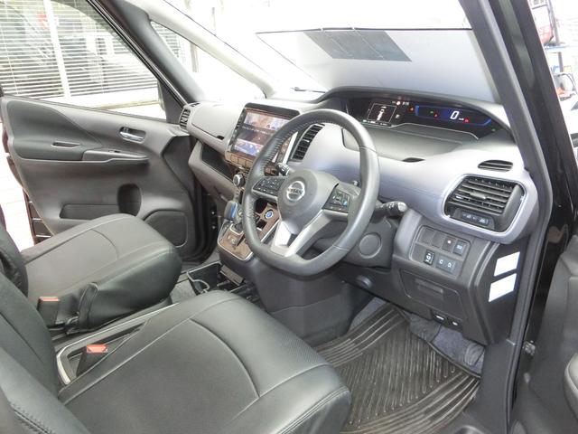 運転席側になります。レザー調シートカバー付きが引き立ちます。