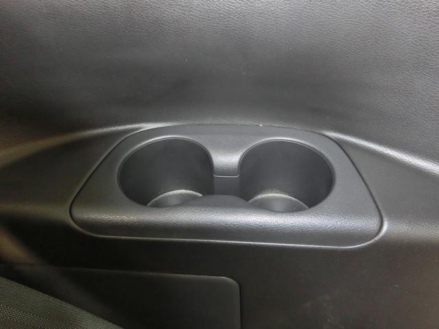 サードシート、ドリンクホルダーになります。