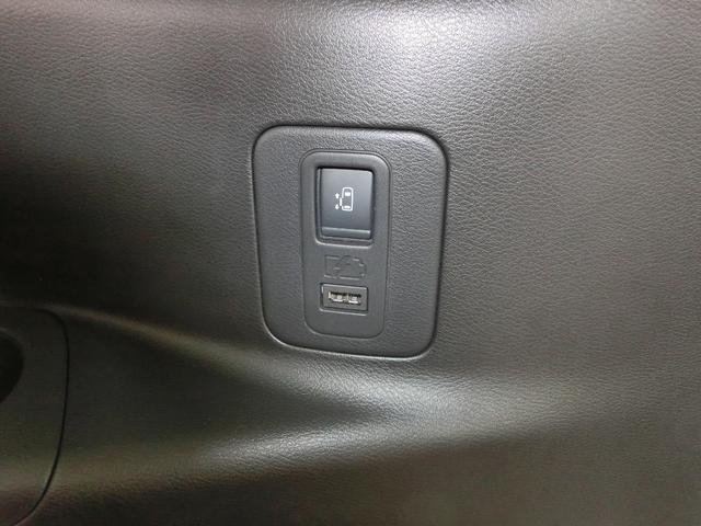 サードシート側、オートスライドドア開閉ボタンになります。