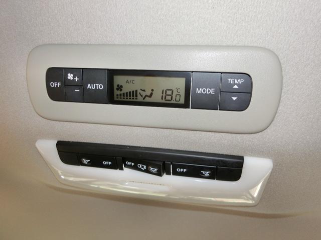 後方エアコン操作パネルになります。