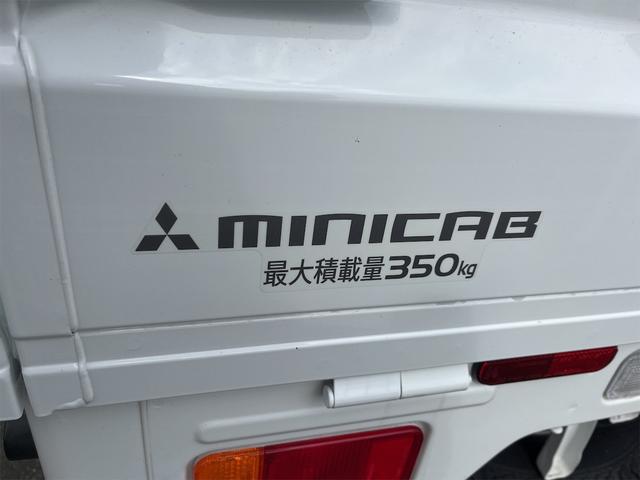 ミニキャブトラック Ｍ　５速マニュアル　エアコン　パワステ　運転席エアバッグ　ヘッドライトレベライザー　ＦＭ／ＡＭラジオ　最大積載量３５０ｋｇ（12枚目）