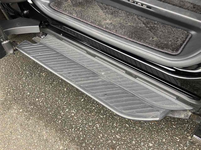 ヴェルファイアハイブリッド Z プレミア 黒革シート・全方位モニター・トヨタチームメイト・置くだけ充電・ユニバーサルステップ・前後ドラレコ・HDMI・ナビ・TV・両側電動スライドドア・オートクルーズコントロール・衝突被害軽減システム(32枚目)