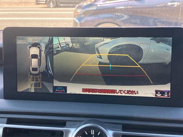 全周囲や後方確認に便利で安全な全方位型モニターとバックカメラも装備しています。