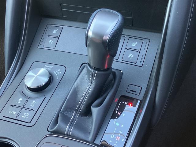 必ず使用するシフトレバー。確りと確認したいですね。