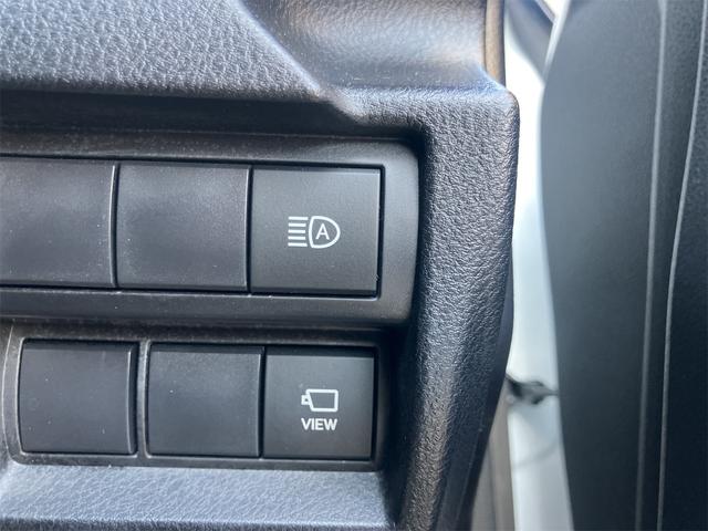 オートマチックハイビーム『先行車や対向車のライトを認識し、ハイビームとロービームを自動で切り替える機能です♪』