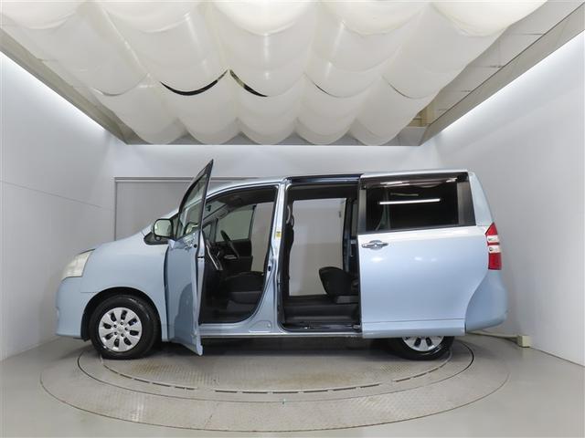 ノア Ｘ　スマートエディション　ナビ＆ＴＶ　リアクーラー　キーレス　パワーウインドウ　１オーナー　スマートキー　ウォークスルー　ワンセグテレビ　３列シート　パワーステアリング　盗難防止システム　オートエアコン　エアバッグ　メモリナビ（2枚目）