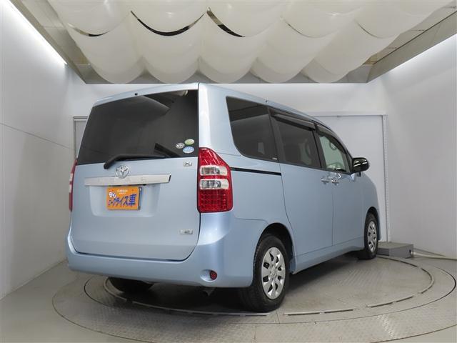 ノア Ｘ　スマートエディション　ナビ＆ＴＶ　リアクーラー　キーレス　パワーウインドウ　１オーナー　スマートキー　ウォークスルー　ワンセグテレビ　３列シート　パワーステアリング　盗難防止システム　オートエアコン　エアバッグ　メモリナビ（3枚目）