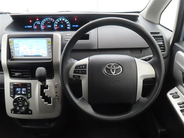 ノア Ｘ　スマートエディション　ナビ＆ＴＶ　リアクーラー　キーレス　パワーウインドウ　１オーナー　スマートキー　ウォークスルー　ワンセグテレビ　３列シート　パワーステアリング　盗難防止システム　オートエアコン　エアバッグ　メモリナビ（4枚目）