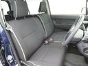 フロントシートはゆったりとしていて開放感があるベンチシートです。車内の移動も楽々です！狭い場所や駐車場で片側をギリギリに停めた際には便利ですよ！